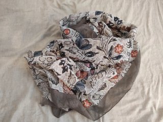 Bufanda floral beige y marrón