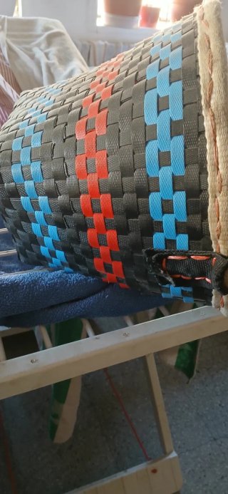 Cesta tejida de plástico azul y rojo