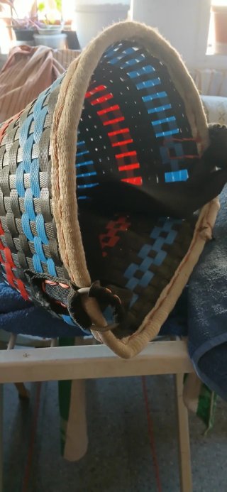 Cesta tejida de plástico azul y rojo