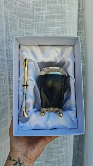 Mate de madera argentino con bombilla.