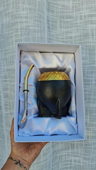 Mate de madera argentino con bombilla.