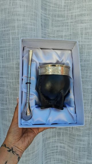 Mate de madera argentino con bombilla.