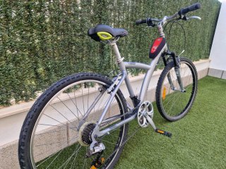 Bicicleta de montaña plateada