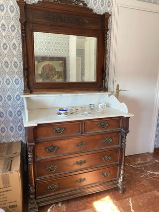 Comodino vintage con specchio e marmo