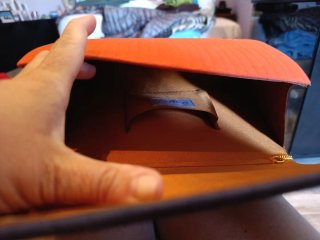 Bolso de mano azul y naranja