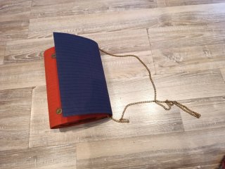 Bolso de mano azul y naranja