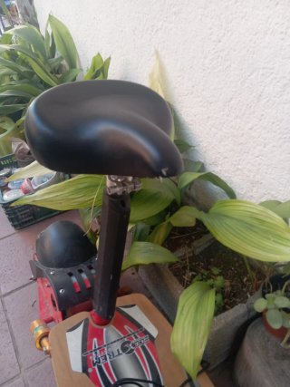 Patinete Eléctrico Rojo con Asiento