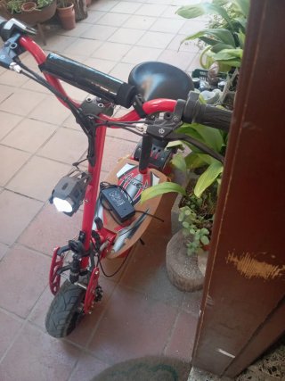 Patinete Eléctrico Rojo con Asiento