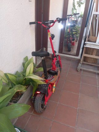 Patinete Eléctrico Rojo con Asiento