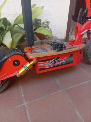 Patinete Eléctrico Rojo con Asiento