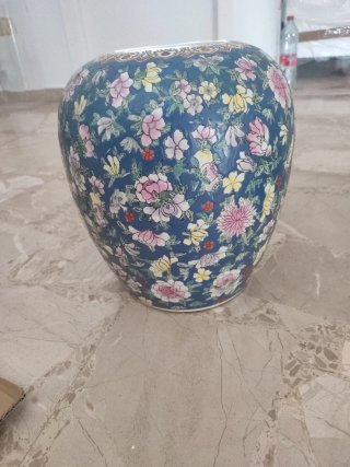 Jarrón de cerámica beige y marrón