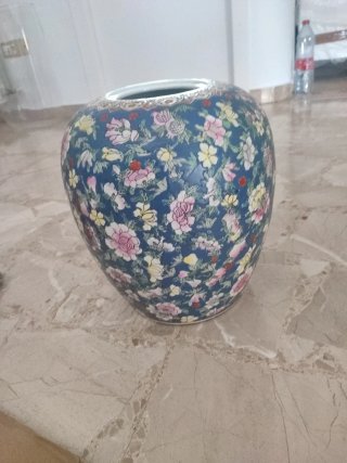 Jarrón de cerámica beige y marrón