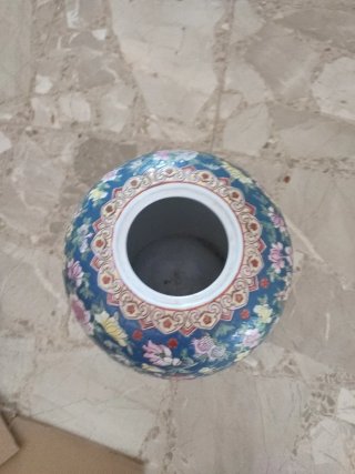 Jarrón de cerámica beige y marrón