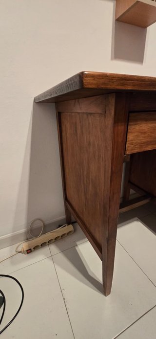 Escritorio vintage de madera con cajones