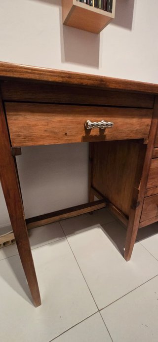 Escritorio vintage de madera con cajones