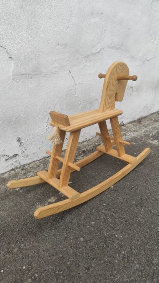 Caballo balancín artesanal de madera