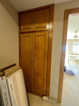 Armario macizo de madera