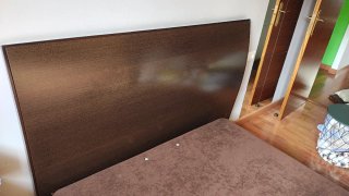 Cabecero de cama de madera marrón