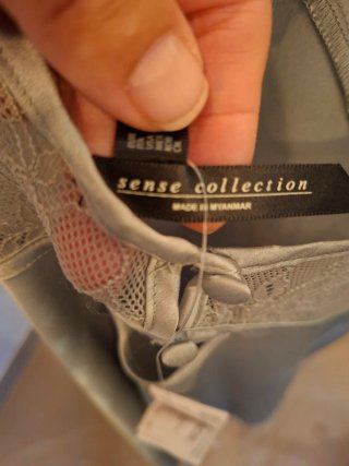 Camisón lencero verde con encaje y cierre trasero