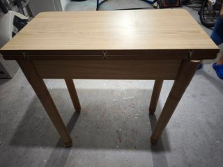 Tavolo da cucina in legno con cassetto