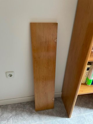 Estantería de madera con balda