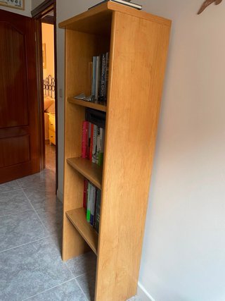 Estantería de madera con balda