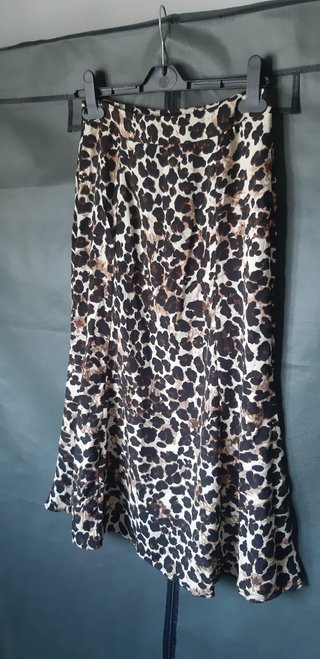 Falda de corte midi. Nueva sin estrenar. Estampado