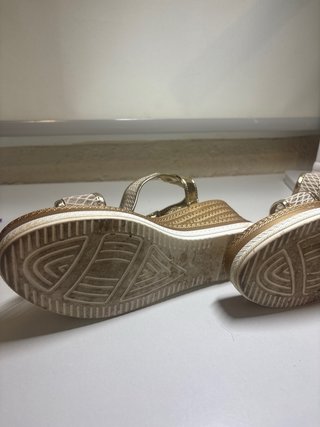 Sandalias doradas de malla