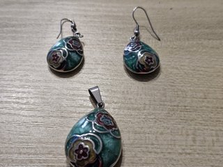 Juego pendientes y colgante verde floral