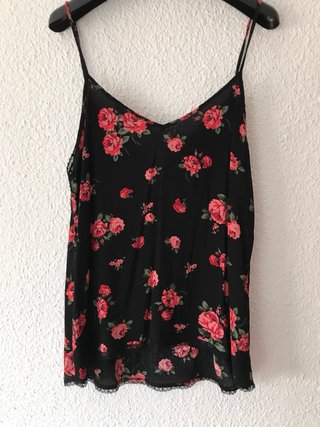 Top tirantes flores rosas negro.