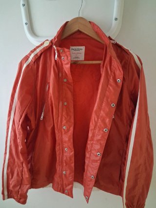 Hello Kitty.Chaqueta M Rojo naranja y lámpara led