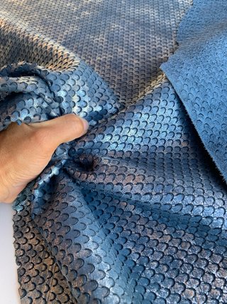 Piel grabada escamas azul y plata
