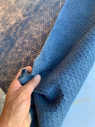 Piel grabada escamas azul y plata