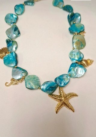 Collar azul y dorado con abalorios y conchas