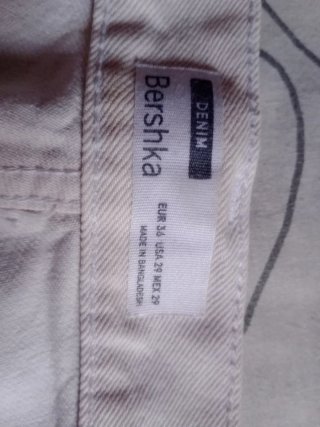 Pantalón corto blanco roto
