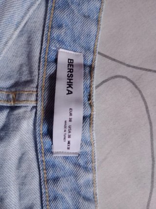 Pantalón corto vaquero desgarrado chico