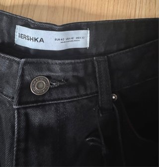 Pantalòn vaquero mom fit negro. Talla 42. Bershka.