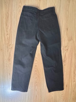Pantalòn vaquero mom fit negro. Talla 42. Bershka.