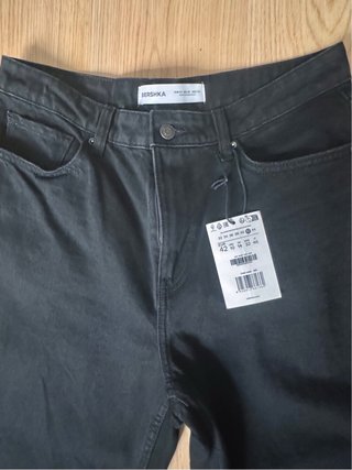 Pantalòn vaquero mom fit negro. Talla 42. Bershka.
