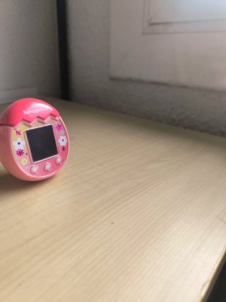 Tamagotchi rosa con flores