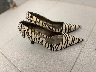 Zapatos de tacón estampado cebra