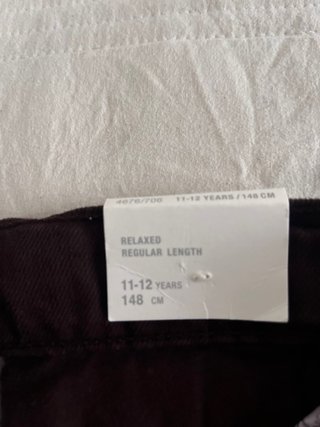 Pantalón baggy marrón oscuro  con etiqueta.
