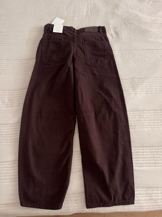 Pantalón baggy marrón oscuro  con etiqueta.