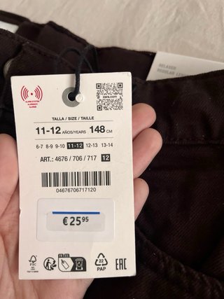 Pantalón baggy marrón oscuro  con etiqueta.