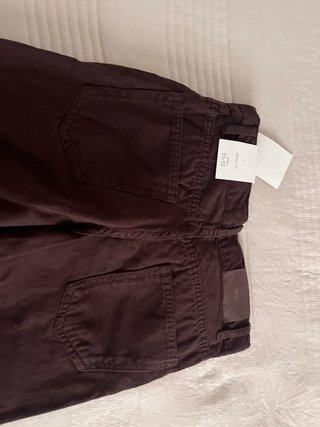 Pantalón baggy marrón oscuro  con etiqueta.