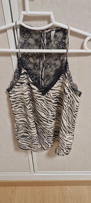 Top animal print con encaje negro