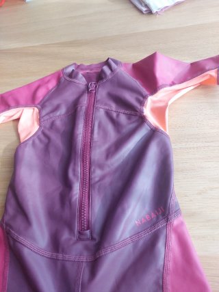 2 neoprenos niña tallas 2 y 5-6 años.
