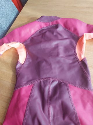 2 neoprenos niña tallas 2 y 5-6 años.