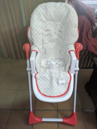 Trona de bebé con bandeja y funda hecha a medida.