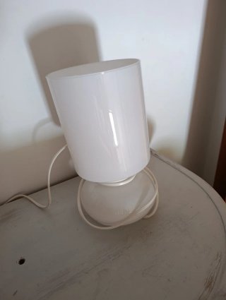 Lámpara de mesa blanca